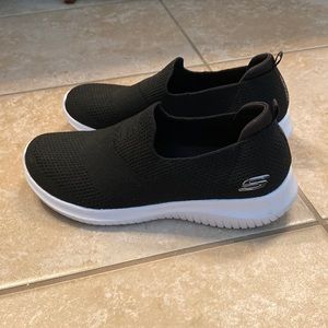 Black sketcher slide on shoes 7.5 womens